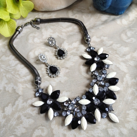 Gunmetal Flower Statement Necklace w/ Earrings - Picture 1 of 7